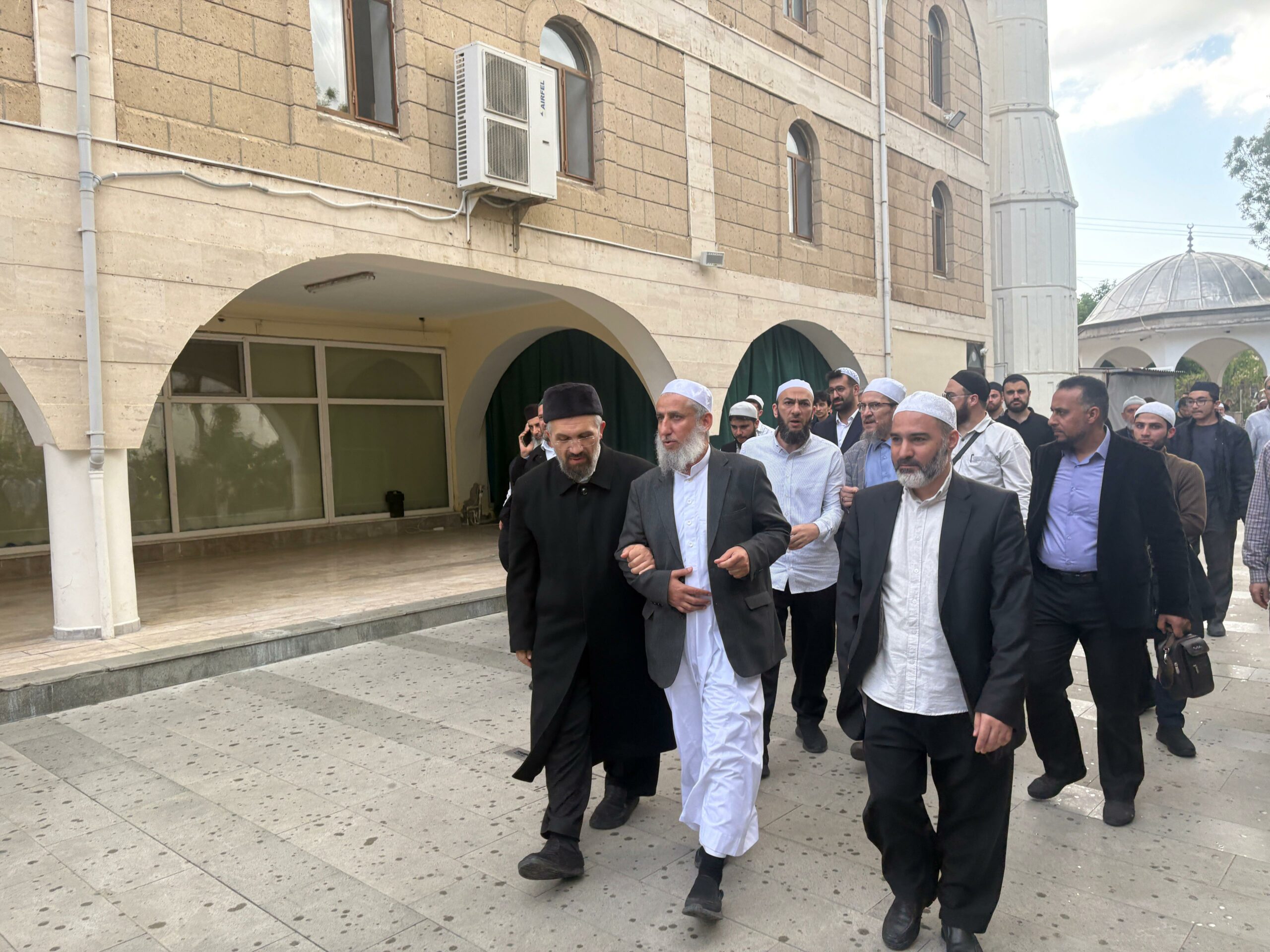 İhsan Şenocak Hocaefendi, Filistin Alimler Birliği Başkanı Dr. Nevaf Tekruri ve Hamas liderlerinden Suheyl el-Hindi ile birlikte medresemizi teşrif edip, Şeyh Muhammed Said Çetin Hocaefendi’yi ziyaret ettiler