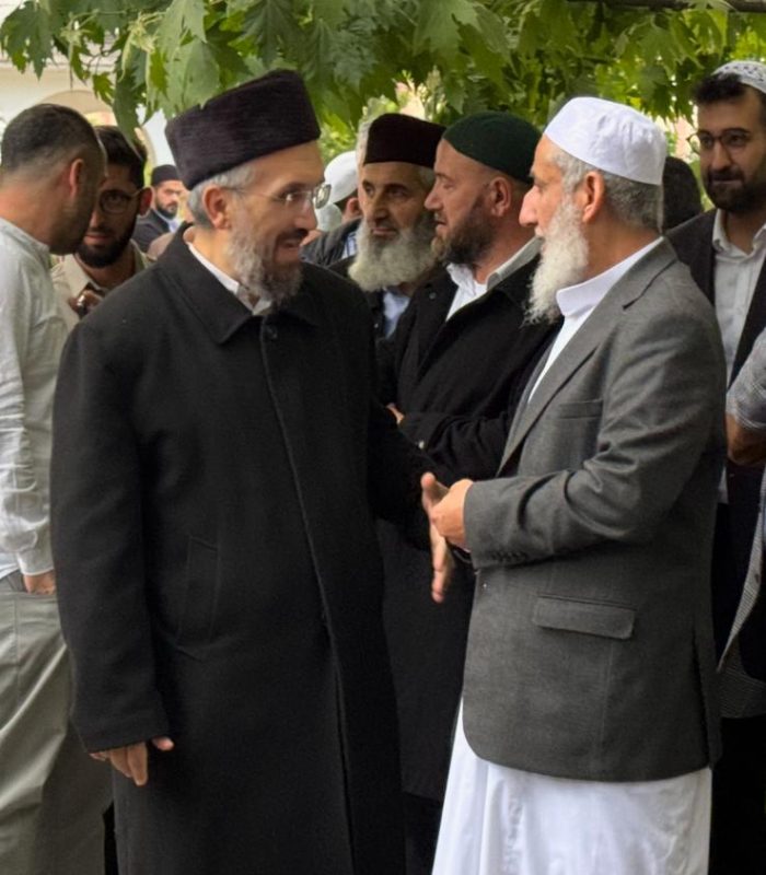 İhsan Şenocak Hocaefendi, Filistin Alimler Birliği Başkanı Dr. Nevaf Tekruri ve Hamas liderlerinden Suheyl el-Hindi ile birlikte medresemizi teşrif edip, Şeyh Muhammed Said Çetin Hocaefendi’yi ziyaret ettiler