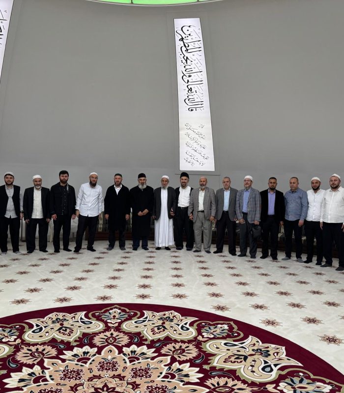 İhsan Şenocak Hocaefendi, Filistin Alimler Birliği Başkanı Dr. Nevaf Tekruri ve Hamas liderlerinden Suheyl el-Hindi ile birlikte medresemizi teşrif edip, Şeyh Muhammed Said Çetin Hocaefendi’yi ziyaret ettiler