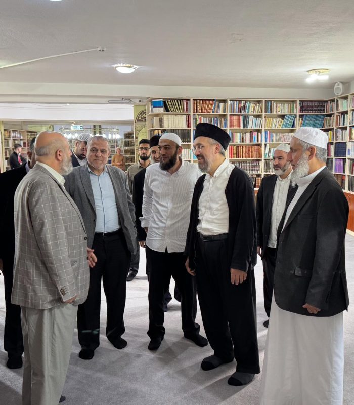 İhsan Şenocak Hocaefendi, Filistin Alimler Birliği Başkanı Dr. Nevaf Tekruri ve Hamas liderlerinden Suheyl el-Hindi ile birlikte medresemizi teşrif edip, Şeyh Muhammed Said Çetin Hocaefendi’yi ziyaret ettiler