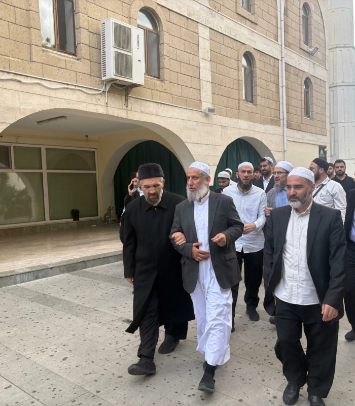 İhsan Şenocak Hocaefendi, Filistin Alimler Birliği Başkanı Dr. Nevaf Tekruri ve Hamas liderlerinden Suheyl el-Hindi ile birlikte medresemizi teşrif edip, Şeyh Muhammed Said Çetin Hocaefendi’yi ziyaret ettiler