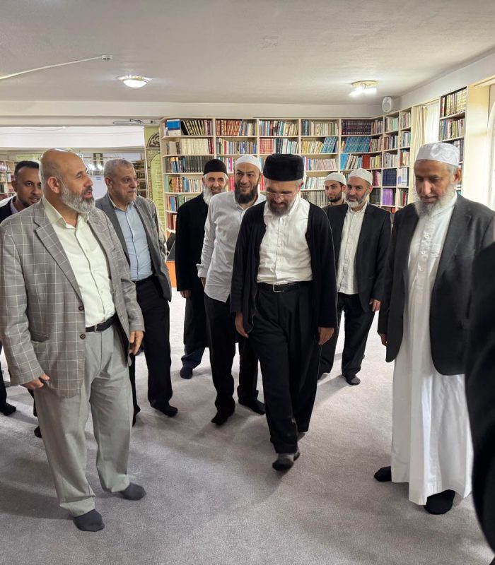 İhsan Şenocak Hocaefendi, Filistin Alimler Birliği Başkanı Dr. Nevaf Tekruri ve Hamas liderlerinden Suheyl el-Hindi ile birlikte medresemizi teşrif edip, Şeyh Muhammed Said Çetin Hocaefendi’yi ziyaret ettiler